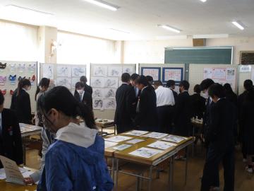 展示作品を鑑賞する生徒の様子