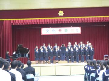 合唱をする1年生の様子