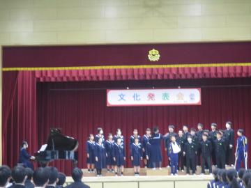 合唱をする2年生の様子