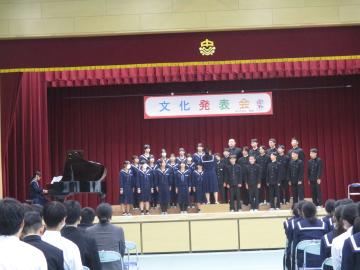 合唱をする3年生の様子