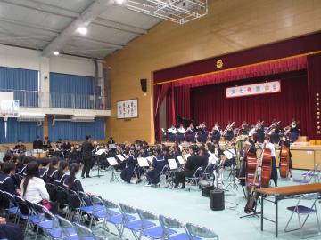 吹奏楽部が演奏する様子