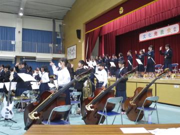 手話と歌詞が入った演奏をする吹奏楽部の様子