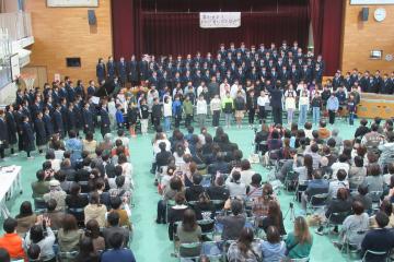 5年生7年生9年生がオープニングで合唱している様子