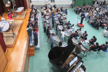 6年生が「木星」を演奏している様子