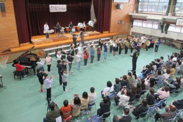 金管バンドの児童が演奏している様子