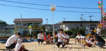 園児が玉入れをしている様子