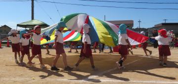 園児がパラバルーンをしている様子