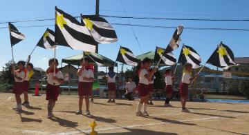 園児がカラーガードをしている様子
