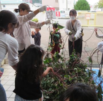 親子でリースをつくっている様子