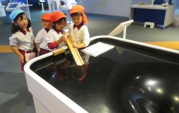 科学館で体験をしている様子