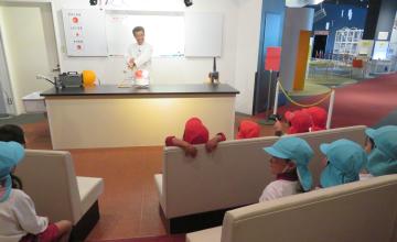 園児がサイエンスショーを見ている様子