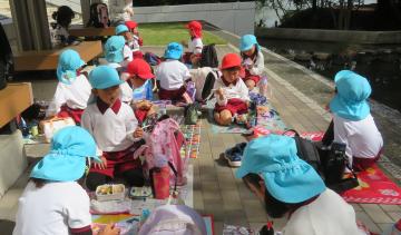 園児がお弁当を食べている様子