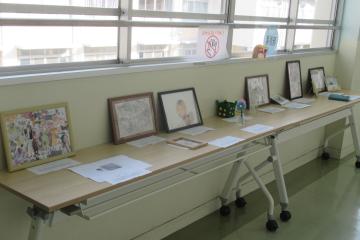 美術部員一人ひとりの作品を展示している様子