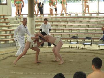 個人戦で善戦する選手の様子