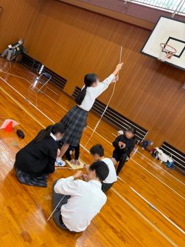 生徒がストローで塔をつくる様子