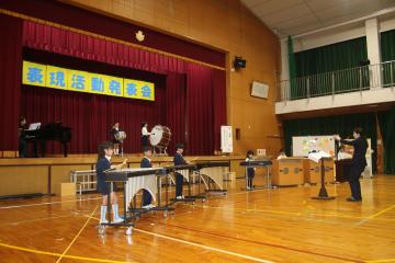 体育館で1年生と2年生が演奏している様子