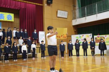 体育館で、代表の生徒が終わりの言葉を言っている様子