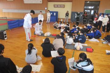 講師の方から説明を受けている様子