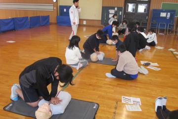 6年生が順番に胸骨圧迫をしている様子