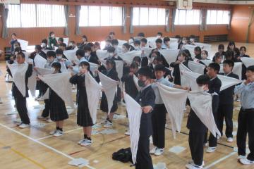 8年生全員で三角巾のたたみ方を行っている様子
