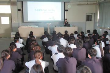 9年生が性についての説明を聴いている様子