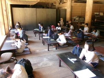 4年生が花びら写経の体験をしている