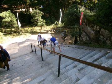 4年生がウォークラリーで階段を上っている