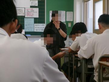 スクールカウンセラーの先生が教室の前で生徒と話している様子