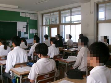 生徒が教室の椅子に座って10秒呼吸法というストレス対処法を実践している様子