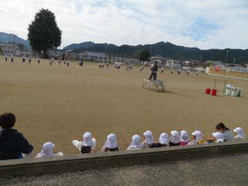低学年ダンスを見るこども園の年長さん