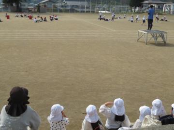 玉入れを見るこども園の年長さん