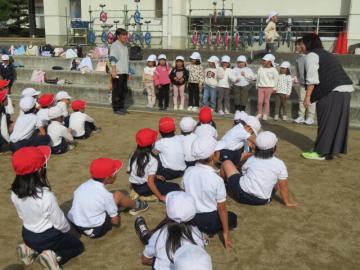 こども園からの感想を聞く子どもたち