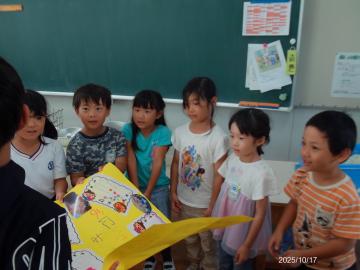 教室内でふれあい給食のお礼の手紙を小学生へ渡す園児たちの様子