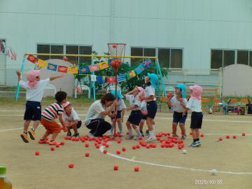 園庭で玉入れを楽しむ園児たちの様子