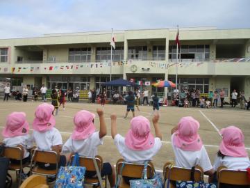 園庭で鳴子のダンスを真似する園児たちの様子