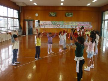遊戯室で鳴子のダンスを楽しむ園児たちの様子