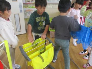 室内で洗濯されたビブスを干す園児たちの様子