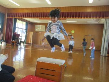 遊戯室で3段の跳び箱をジャンプで飛び越える園児たちの様子
