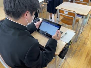 タブレットを使って自習をしているようす