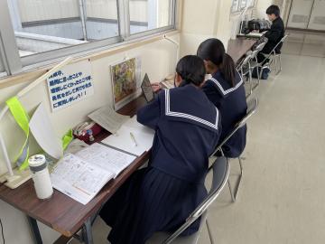 放課後教え合いながら自習をする生徒のようす