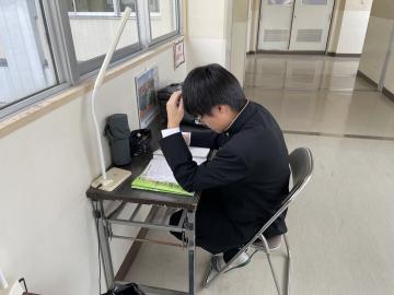 放課後自習をする生徒のようす