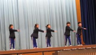 さんぽの手話歌をする低学年