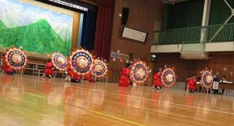 中学年の傘踊りの様子
