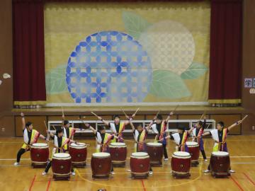 高学年の和太鼓披露