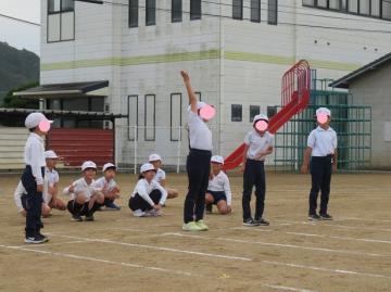 校庭で低学年徒競走での選手を紹介している児童の様子