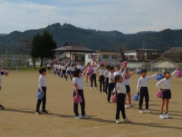 中学年がダンスをおどるようす