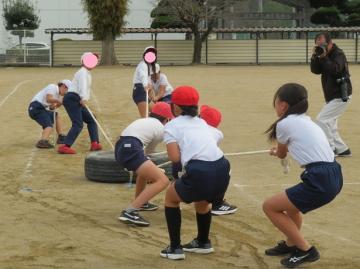トラック上で高学年の児童がタイヤを引く様子
