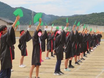 校庭で高学年の児童がダンスを踊る様子