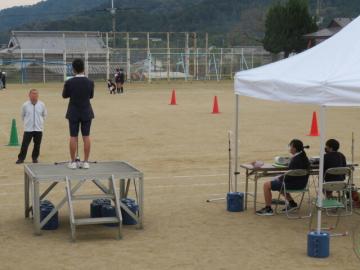 壇上で代表の児童が挨拶の練習をする様子