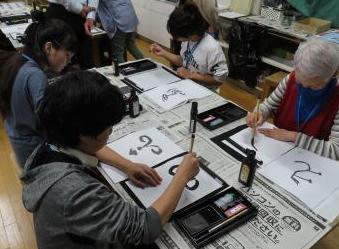 生徒のみなさんが古代文字に挑戦する様子